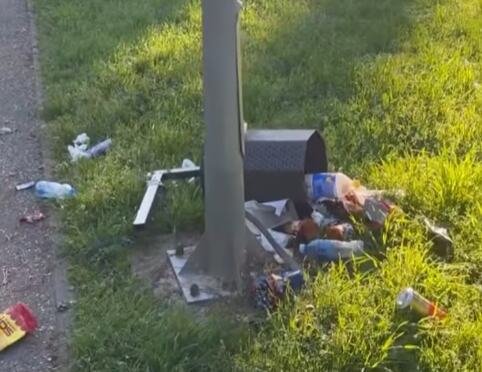 PONELI KLEŠTA U PARK PA SEKLI KANTU ZA KANTOM?! Šapčani šokirani prizorom i bezobrazlukom: Ono što pripada svima uništili za noć, smeće razbacano svud (VIDEO)
