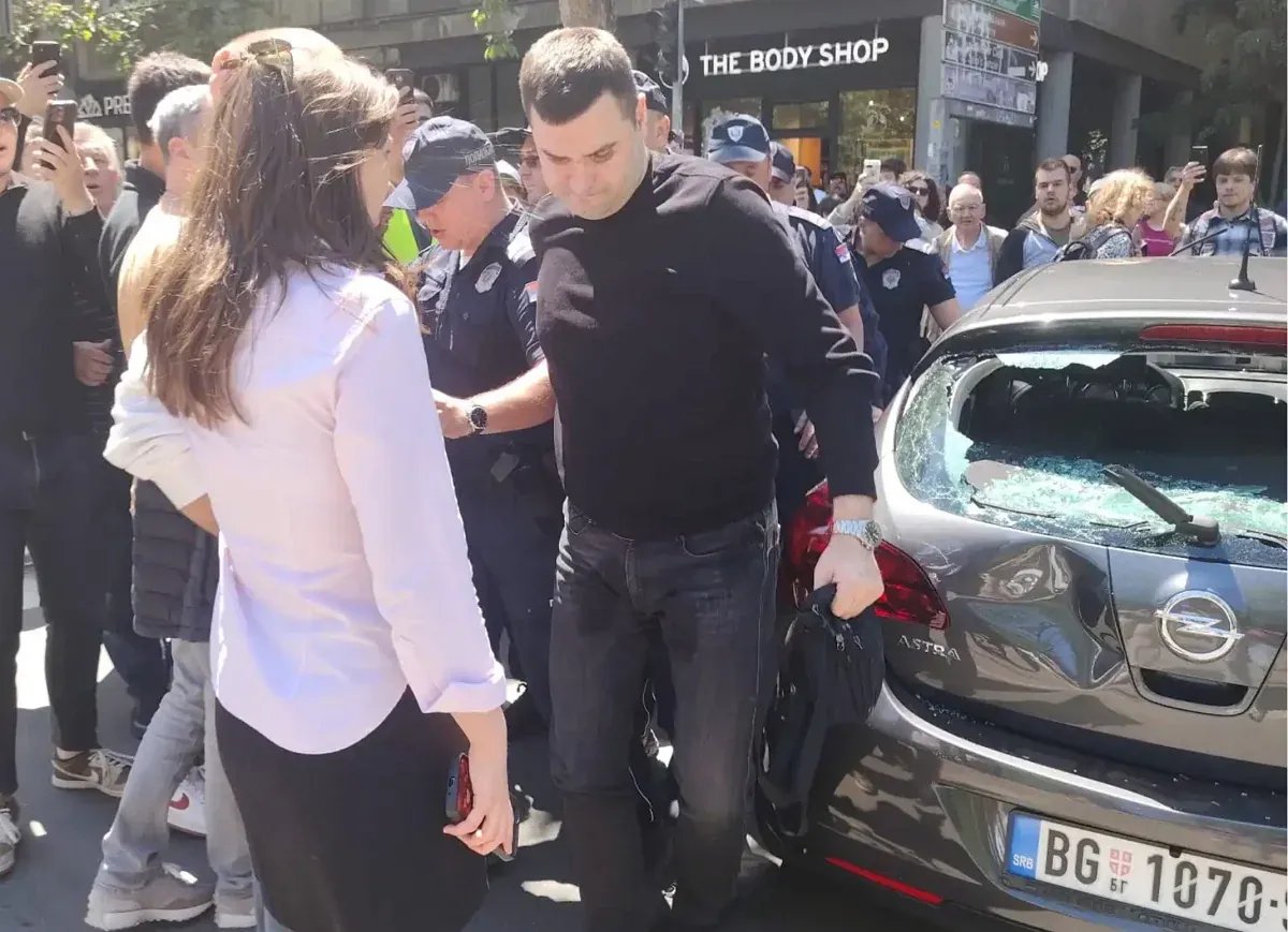 Hapšenje vozača koji je na blokadi udario penzionera (VIDEO)