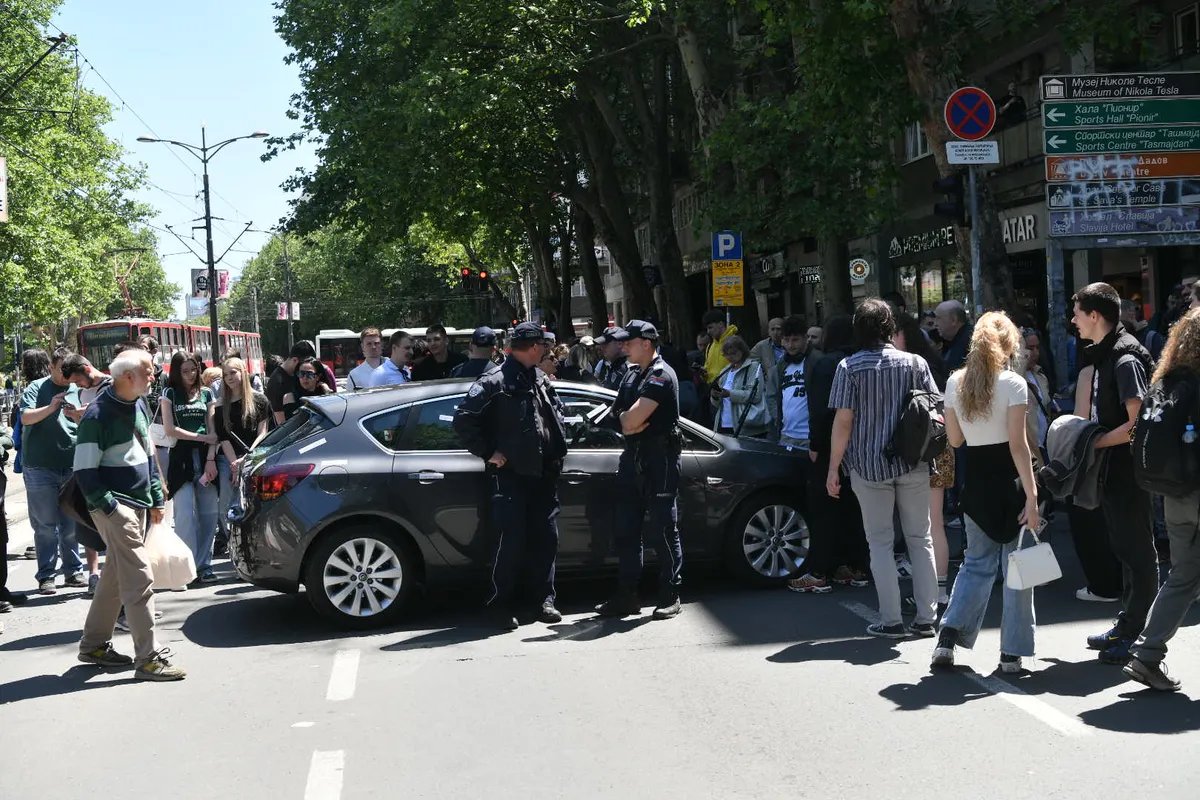 Studenti pozivaju građane da odmah svi dođu na raskrsnicu kod Pravnog fakulteta