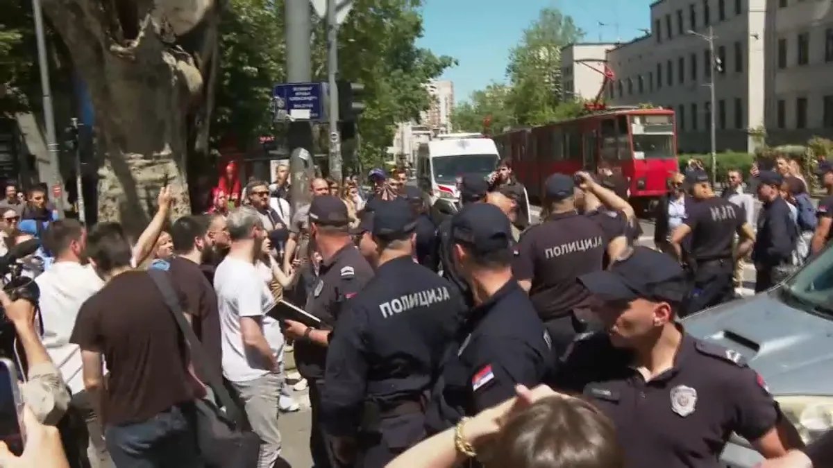 Novi pokušaj gaženja kod Pravnog: "Zaleteo se u masu, izvadio šipku na okupljene"