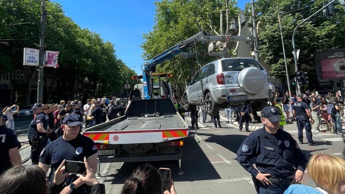 Rektor Đokić stigao ispred Pravnog fakulteta: Okupljaju se građani nakon brutalnog gaženja na raskrsnici prilikom blokade