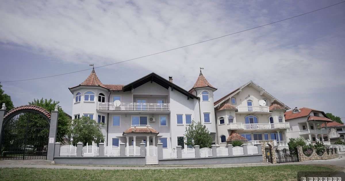 Ovo selo je najbogatije mesto u Srbiji: Fasade su u zlatu i mermeru, kuće imaju po 5 kupatila i 10 soba