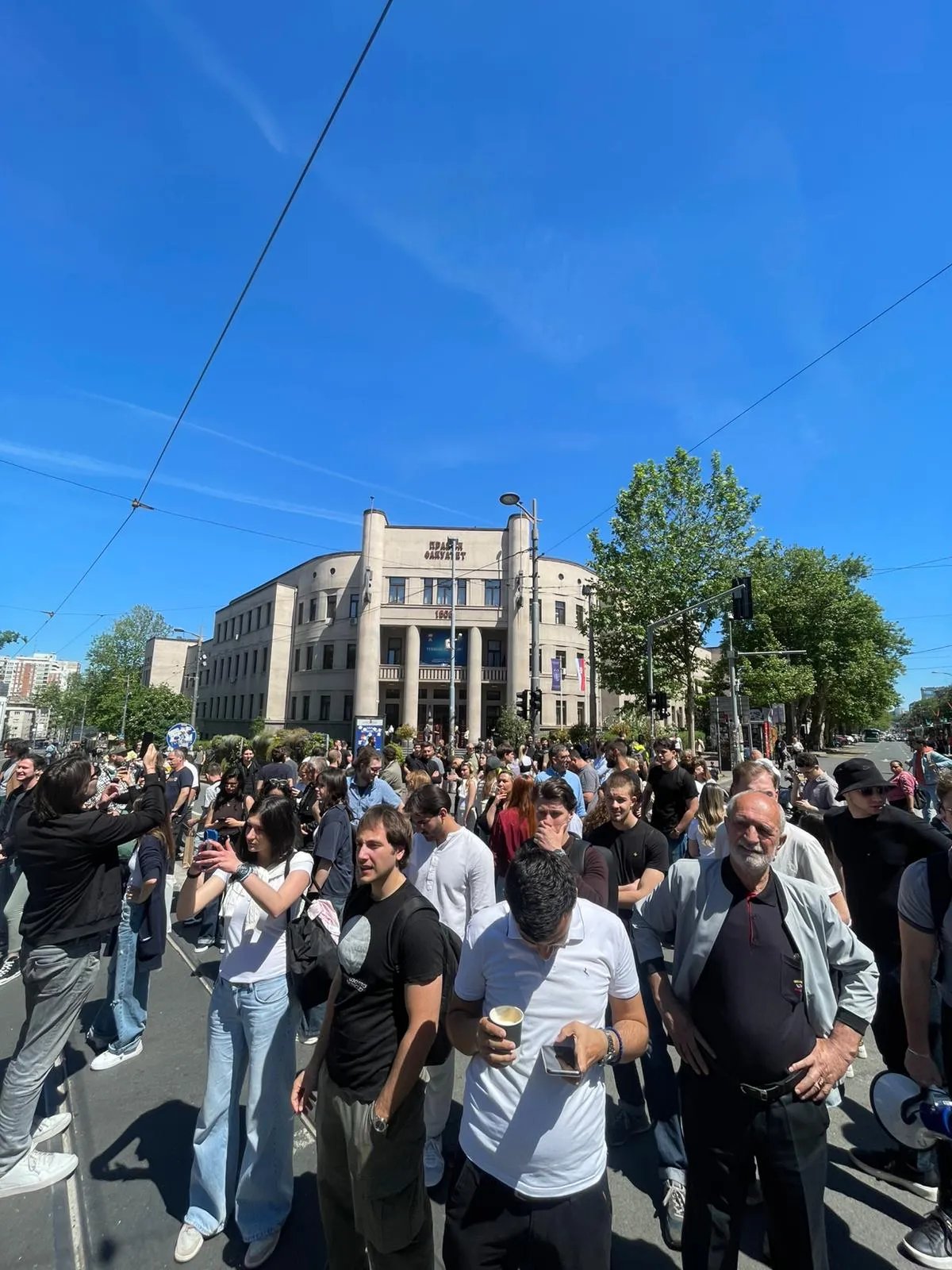 BLOG UŽIVO Jake policijske snage ispred Pravnog fakulteta: Okupljaju se građani nakon brutalnog gaženja, teško povređen stariji čovek koji je udaren kolima