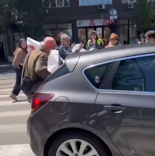 MUP O INCIDENTU KOD PRAVNOG FAKULTETA: Uhapšen vozač koji je automobilom probio blokadu i udario 90-godišnjeg muškarca - krivično delo UBISTVO U POKUŠAJU