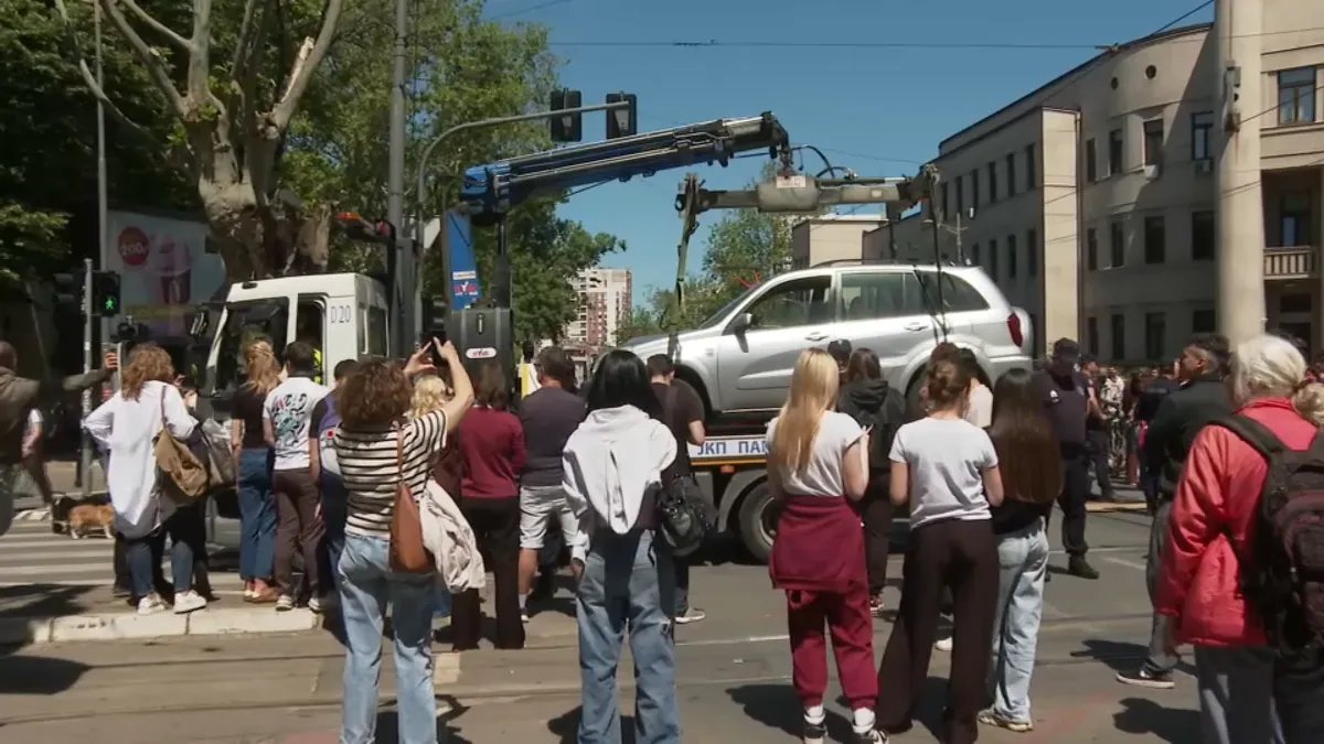 (VIDEO) Kako su građani kod Pravnog reagovali na odnošenje automobila koji se zaleteo u njih