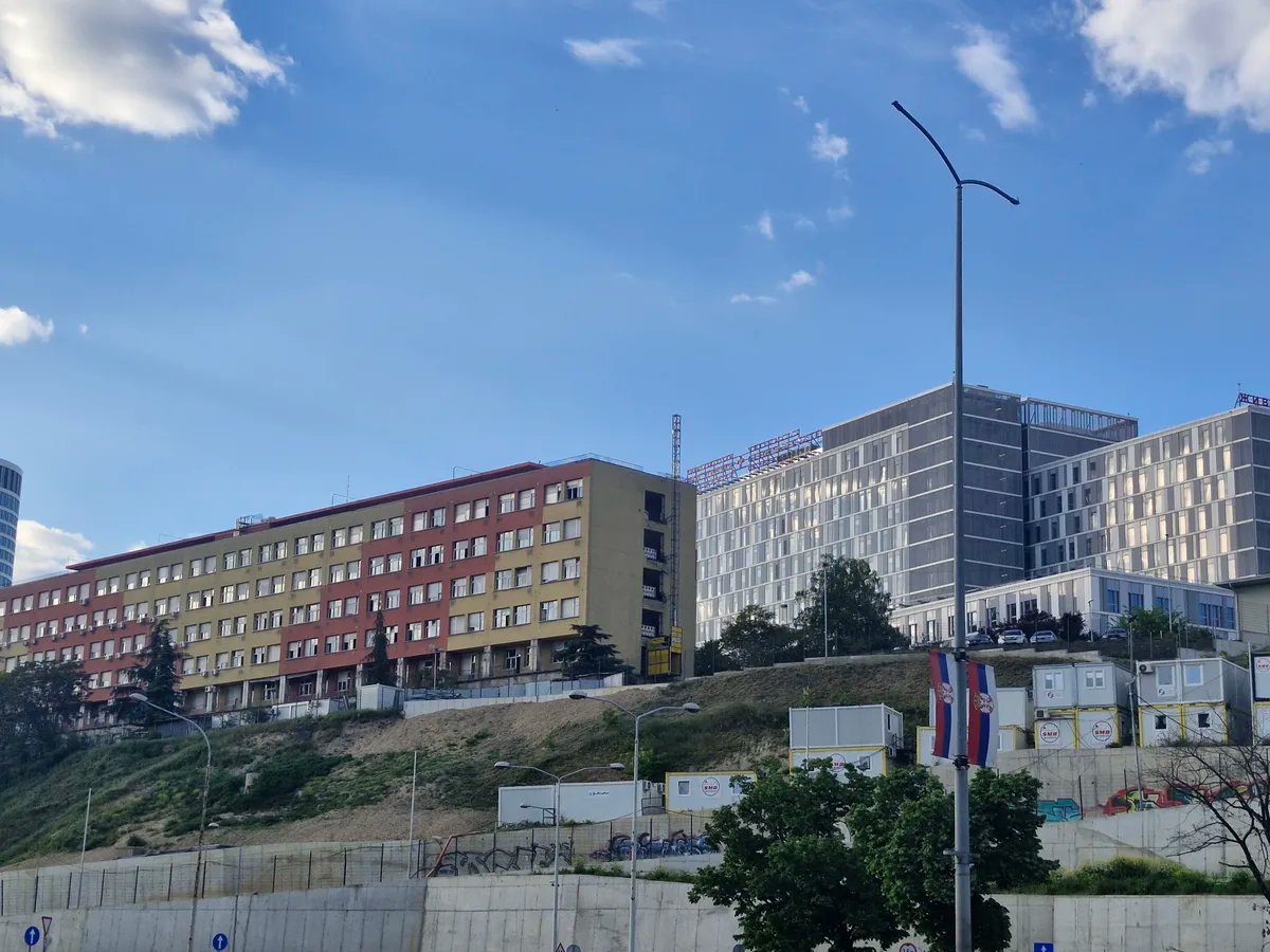 KCS o penzioneru udarenom ispred Pravnog: Zadržan na lečenju na Ortopediji, u stabilnom je stanju