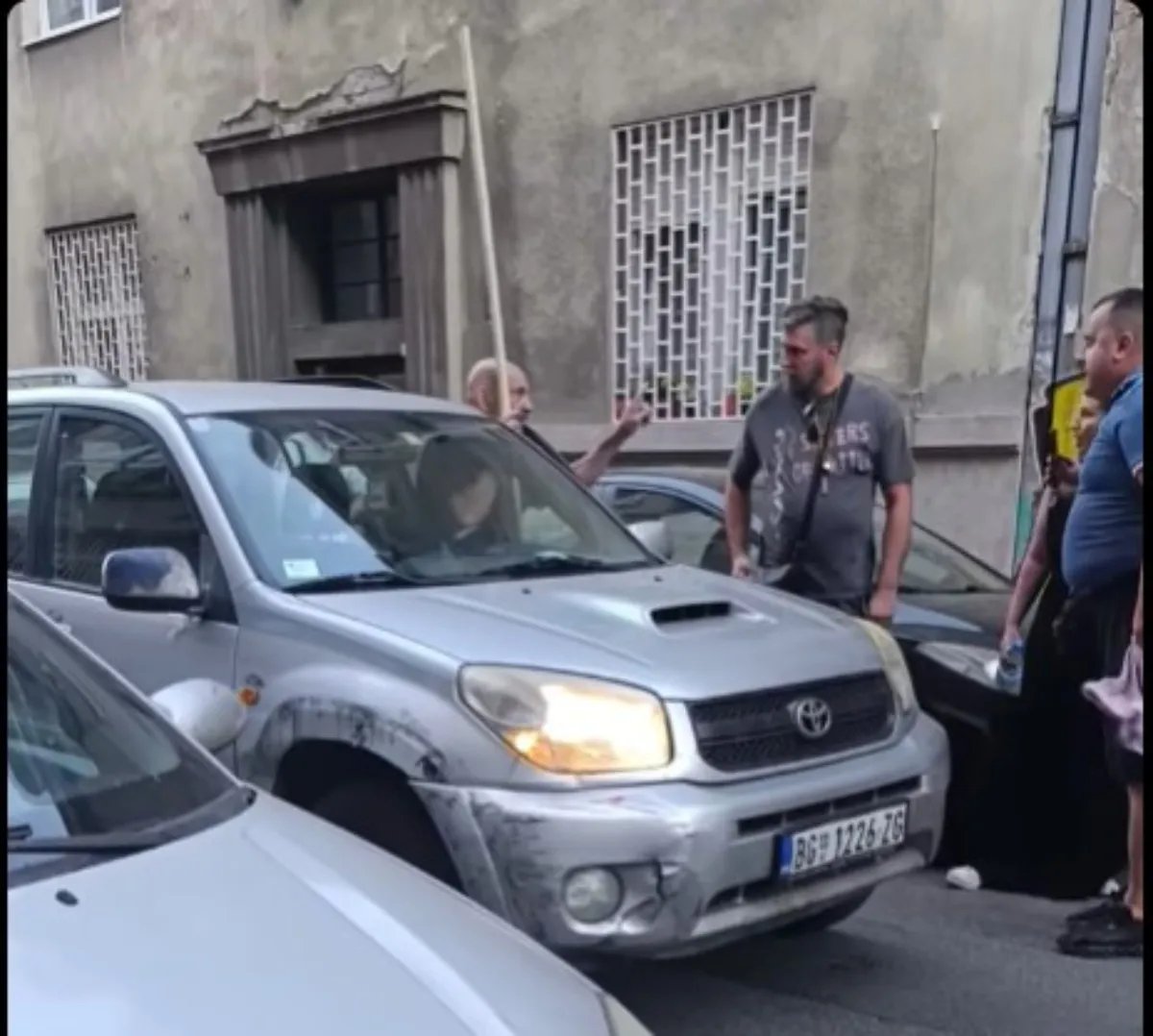 (VIDEO) Vozač koji se zaleteo u ljude kod Pravnog, prošle godine motkom pretio ljudima na Vračaru
