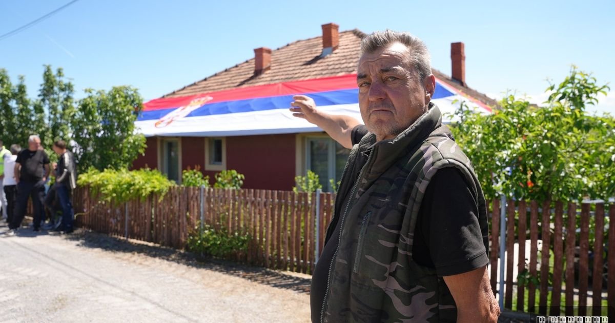 Meštanin sela Nepričava razvukao sprsku trobojku preko krova kuće jer se konačno rešava problem sa vodom