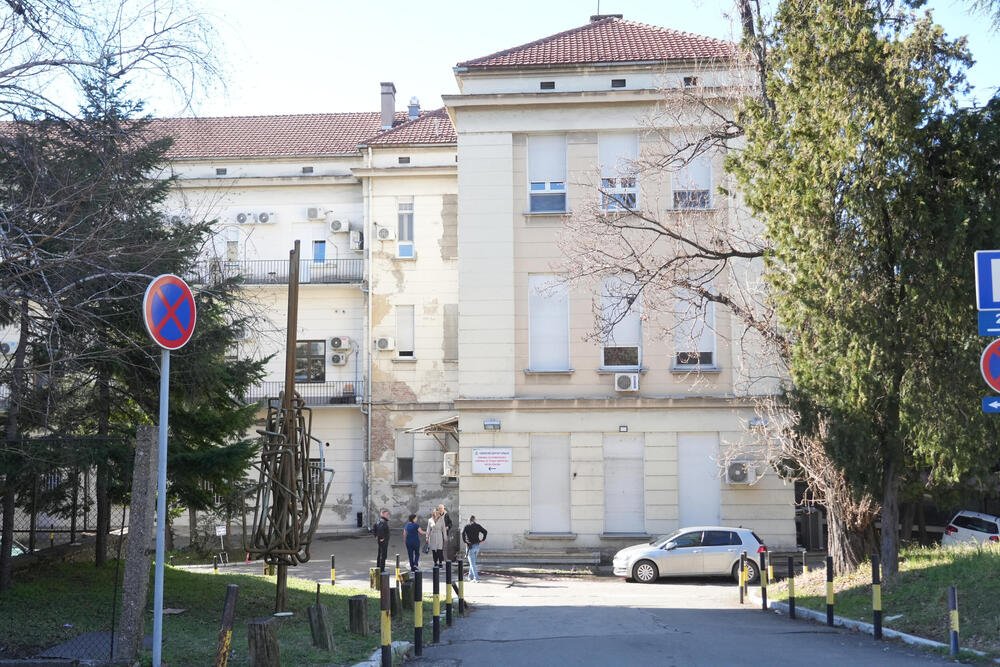 Oglasili se iz Kliničkog centra: Evo u kakvom stanju je čovek povređen ispred Pravnog