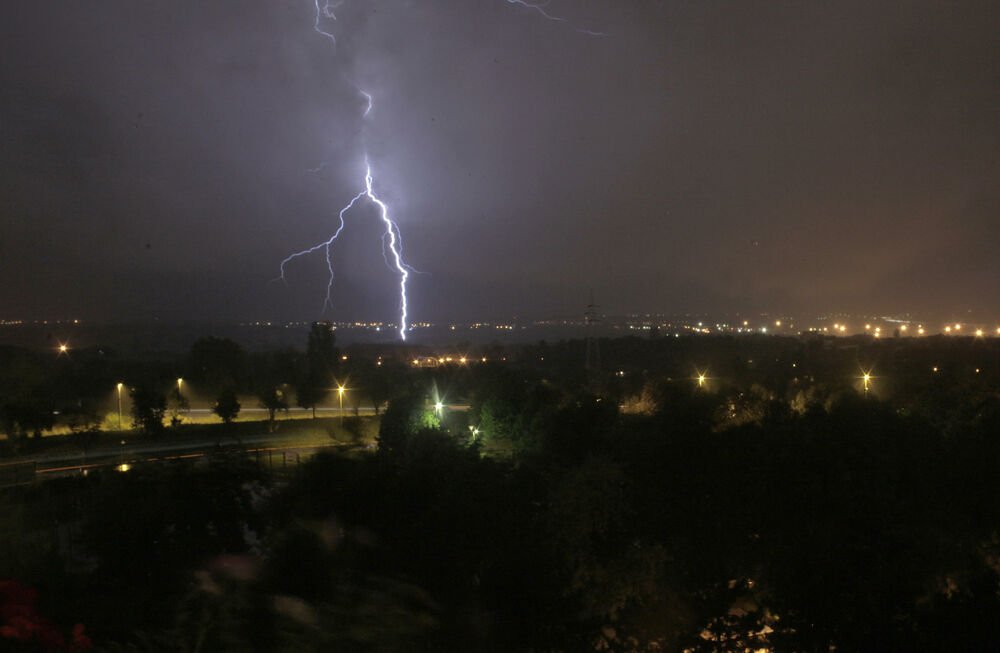 Srbija na udaru grmljavinskih oluja, stiže ciklon koji donosi pljuskove i grad: Nevreme će trajati danima!