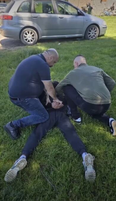 POGLEDAJTE KAKO JE UHAPŠEN OSUMNJIČENI ZA UBISTVO U OBRENOVCU: Policajci ga oborili na zemlju, stavili mu ruke na leđa i vezali lisicama! (video)