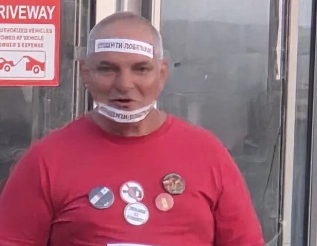 EPIDEMIJA LEPLJENJA ŠIRI SE MEĐU BLOKADERIMA BRZINOM SVETLOSTI! Još jedan slučaj: Prosečan podržavalac "studentske" liste izlepljen od glave do pete (VIDEO)