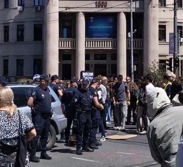 UZDRŽITE SE OD NEPRIJAVLJENIH OKUPLJANJA! MUP se oglasio zbog blokaderski incidenata kod Pravnog: Poštujte zakone! Pozivamo fakultete da doprinose očuvanju mira