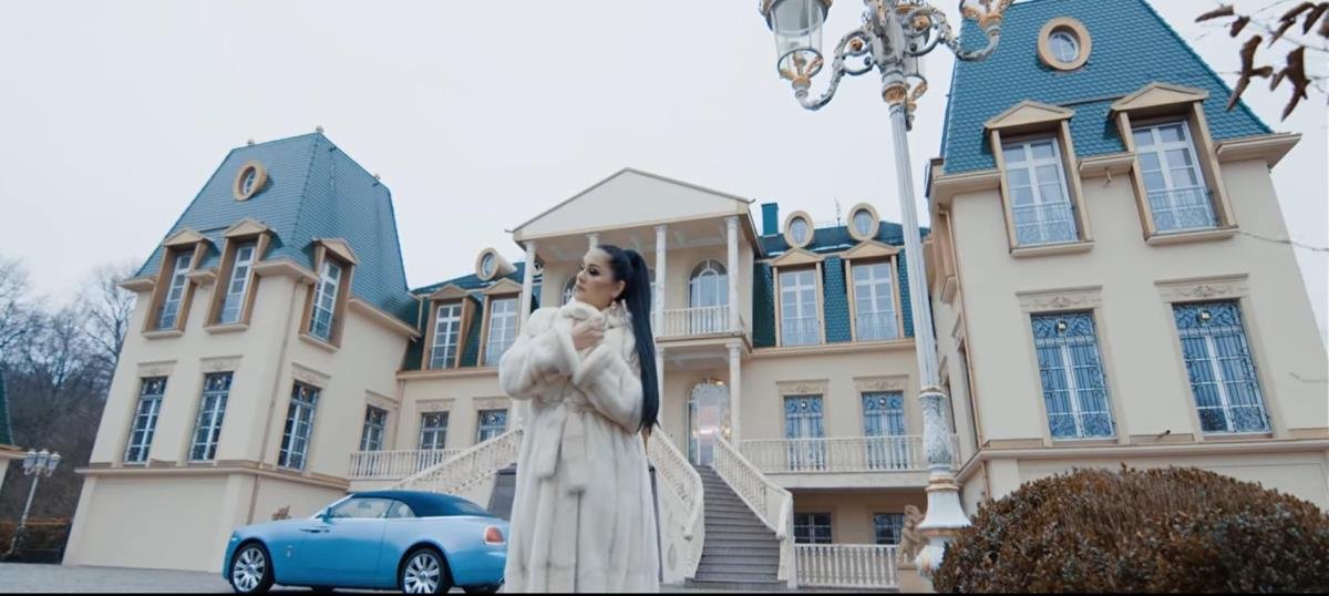 ŽIVELA U TROŠNOJ KUĆI, A SAD NJEN DOM VERI 10 MILIONA €! Ovako izgleda rodna kuća poznate pevačice koja danas uživa u izobilju: Bez ograde i fasade... (FOTO)