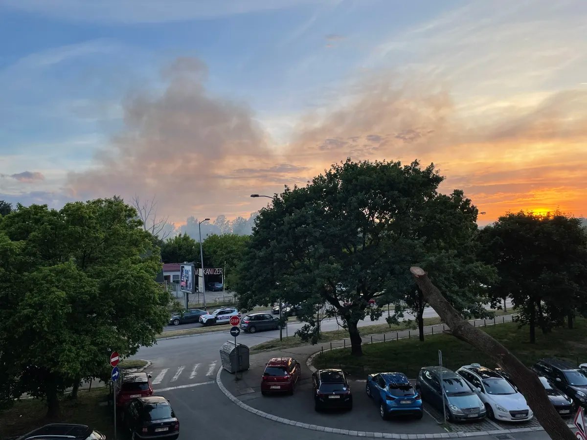 Požar u naselju na Čukaričkoj padini, na terenu nekoliko vatrogasnih vozila