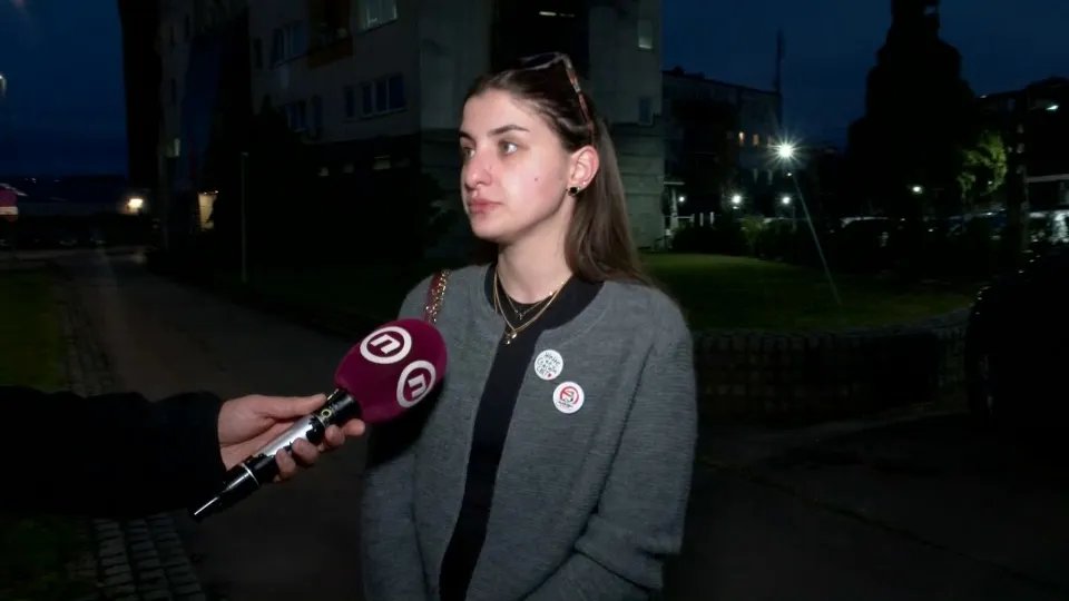 "Da li su policajci koji su tukli naše sugrađane i večeras stajali ispred nas": Protestni skup u Valjevu