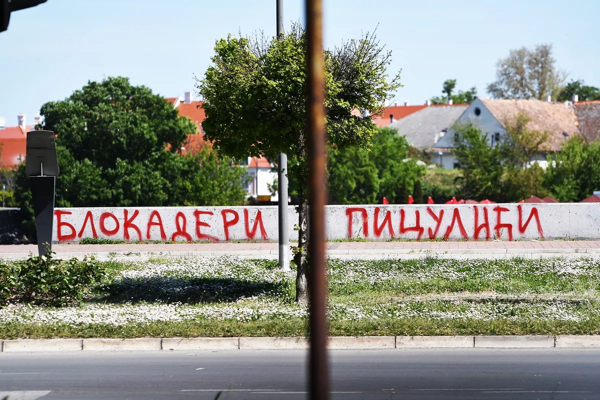 Vojvodina poprište "propagandnog rata": Uvredljiv tranparent i na zgradi žrtava Holokausta