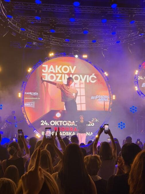 "KAO DA SE RASTAJEM OD CURE, OSTAVLJAM SAVA CENTAR" Jakov u suzama zbog rekordnog uspeha: Najavio ARENU! Nakon brojnih koncerata, spektakl tek sledi (VIDEO)