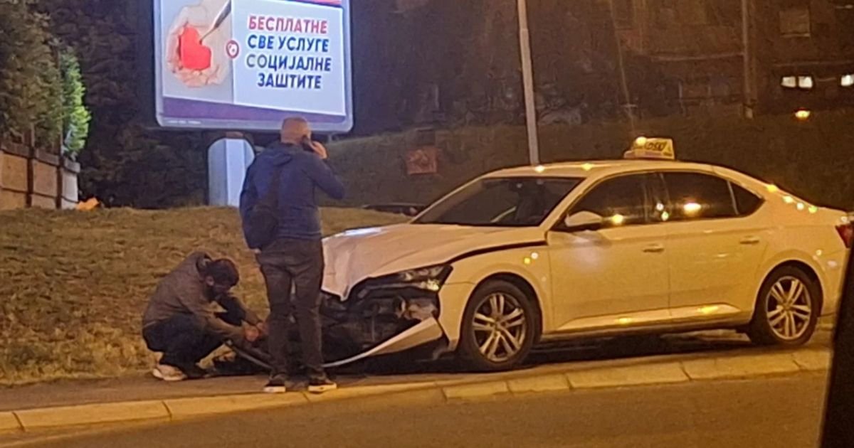 Udes na Čukaričkoj padini: Sudarili se "pežo" i taksi, na raskrsnici vidljivi tragovi