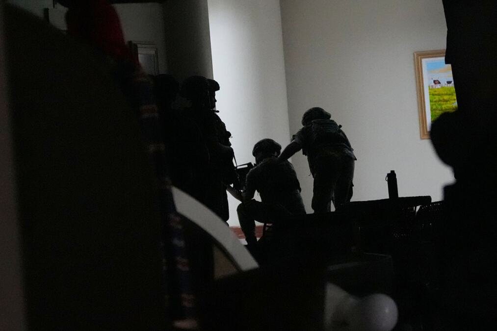 SENATOR U BEKSTVU! Ozloglašeni Dela Rosa optužen za 32 ubistva ispario usred pucnjave u parlamentu Filipina