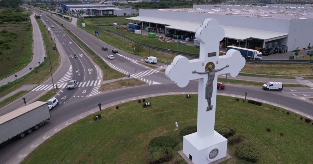 Ovo je jedan od najlepših simbola pravoslavlja u srcu Srbije: Đurđevdanski krst sija novim sjajem