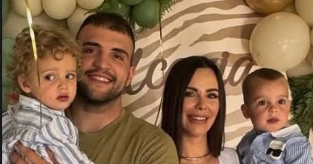 Slika koja topi srca: Veljko i Bogdana pozirali na proslavi rođendana malog Isaije, dečaci u istim košuljama