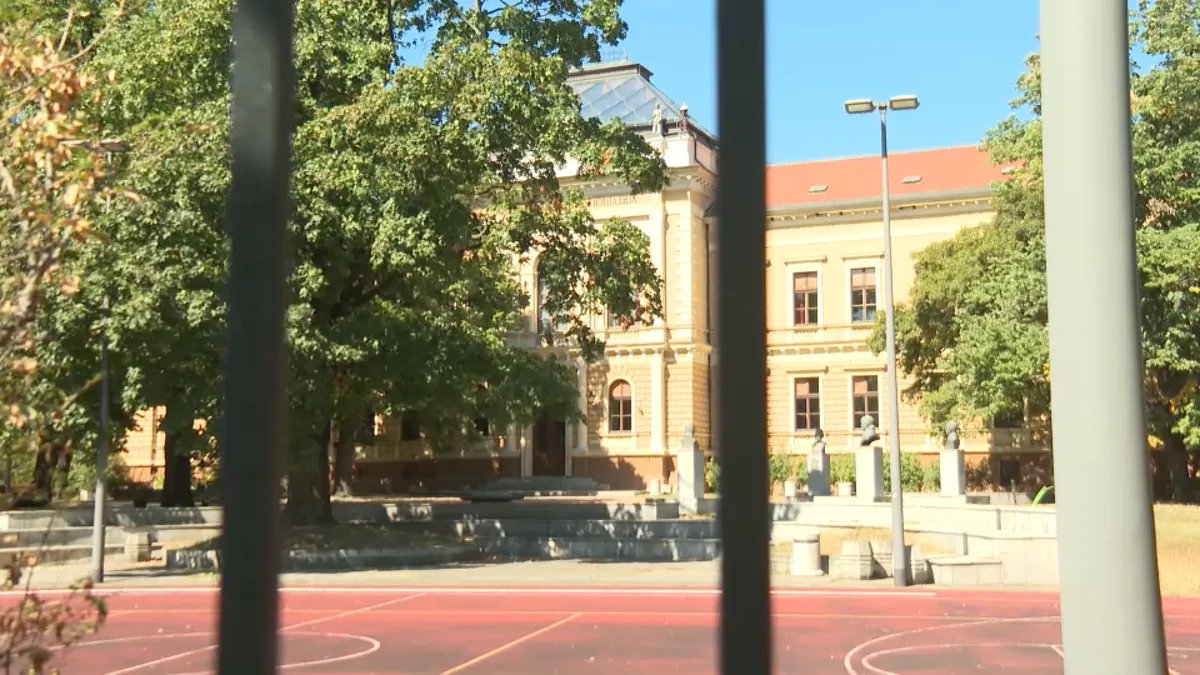 Direktor Jovine gimnazije zaključao učenike u zgradi, roditelji od ministra prosvete traže da mu uruči otkaz