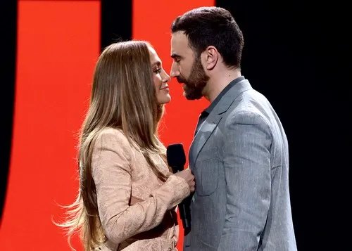 Dženifer Lopez razmenjivala nežnosti sa kolegom na promociji nove komedije: "Od početka smo imali sjajnu hemiju" FOTO/VIDEO