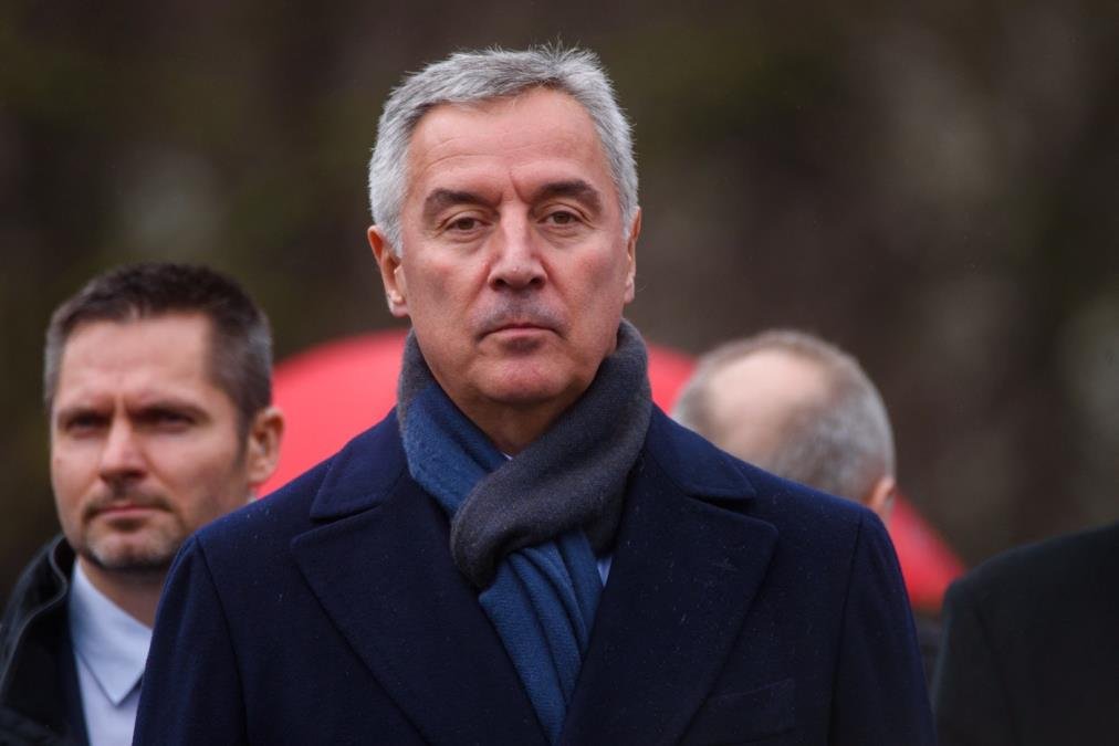 "ZNALI SMO ZA ŠVERC CIGARETA... MORALI SMO DA POMOGNEMO MILU ĐUKANOVIĆU" Šokantno priznanje bivšeg ambasadora SAD! Milošević ga je "ODSEKAO"
