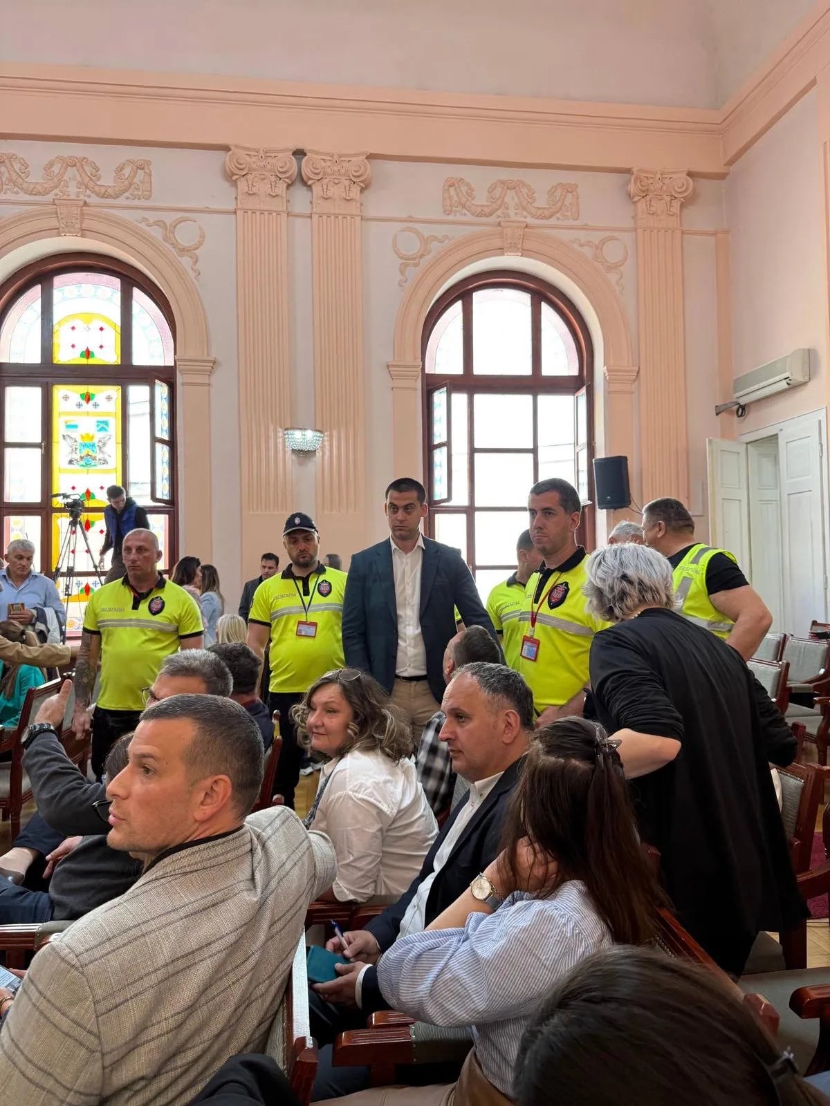Haos u Skupštini Užica: Obezbeđenje htelo da izbaci odbornika opozicije