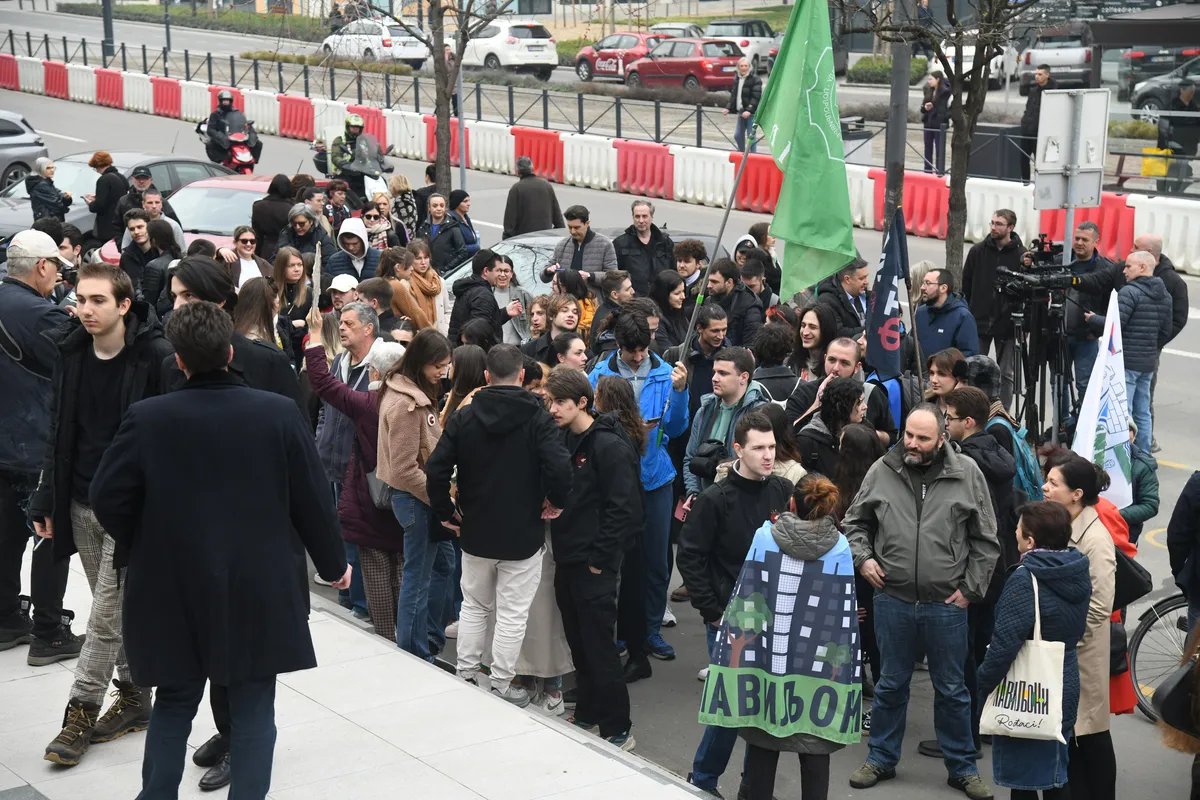 Ispred Palate pravde u Beogradu skup podrške studentima uhapšenim posle Vidovdanskog protesta