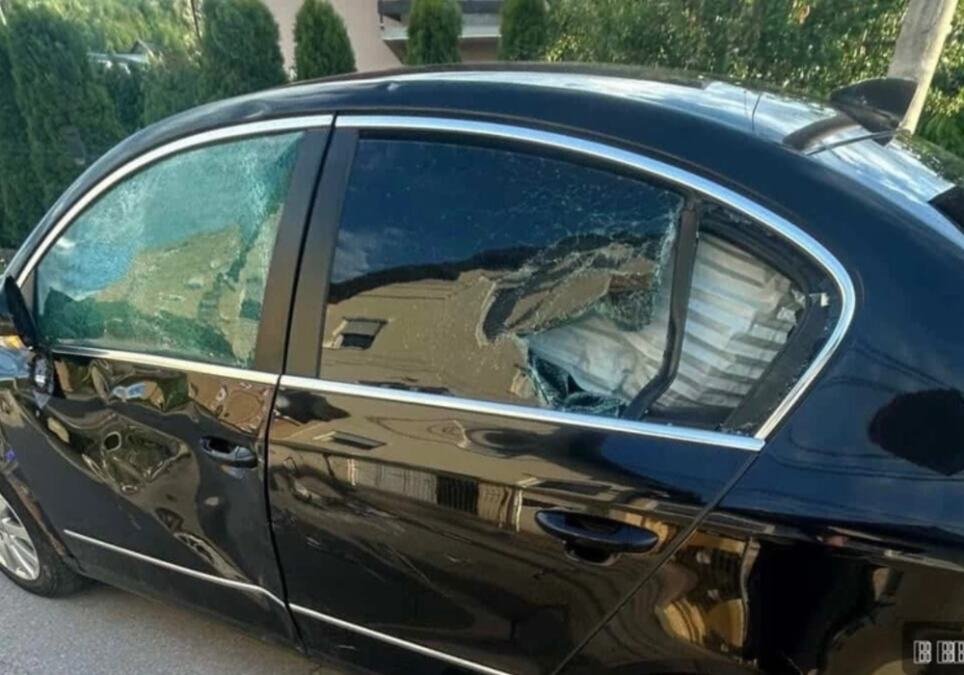DEČACI (11) PROŠLI KROZ ZNAK STOP, PA USLEDIO JEZIVI SUDAR! Na električnom skuterom se svom silinom zakucali u vozilo (video)