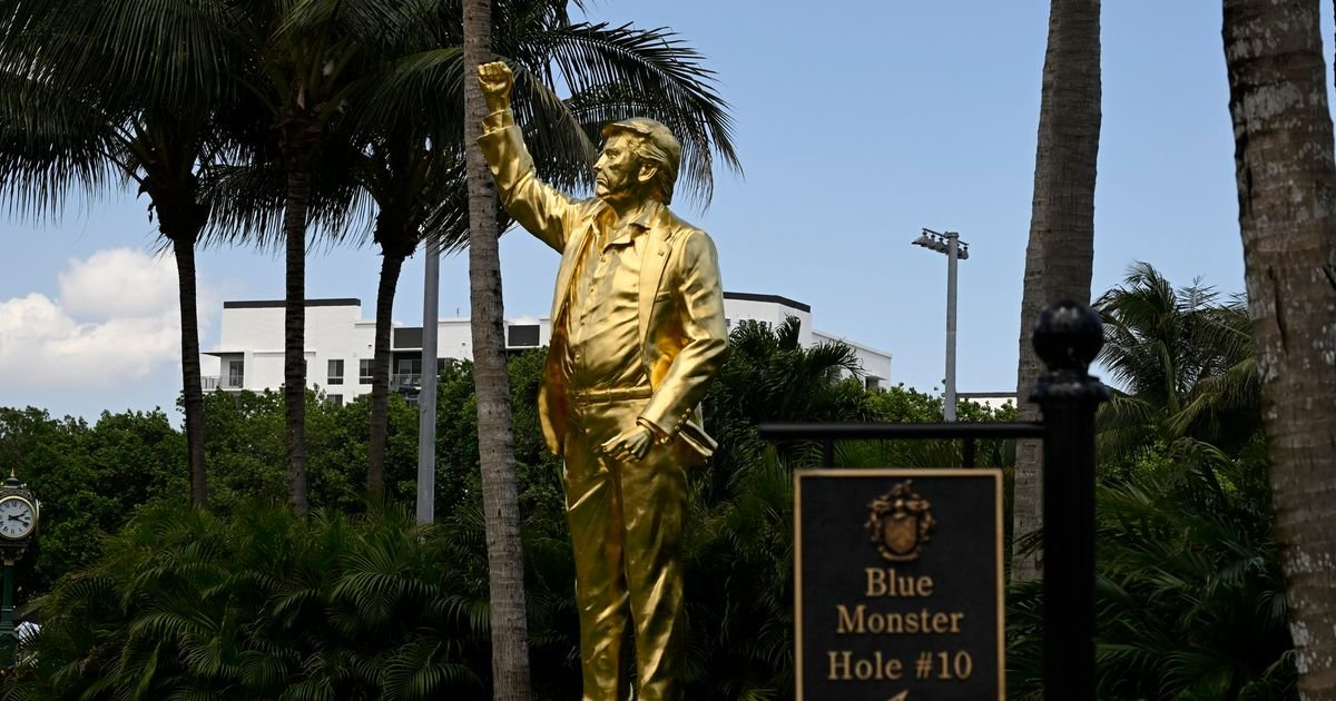 Tramp se oglasio oko zlatne statue: "Vremenom će postati znamenitost"