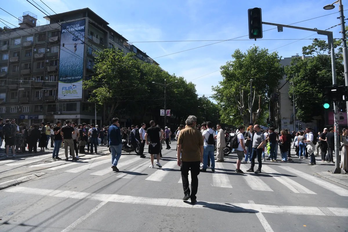 Građani odali poštu stradalima u padu nadstrešnice ispred Pravnog fakulteta i uputili podršku povređenom penzioneru: "Veroljube, studenti su uz vas"