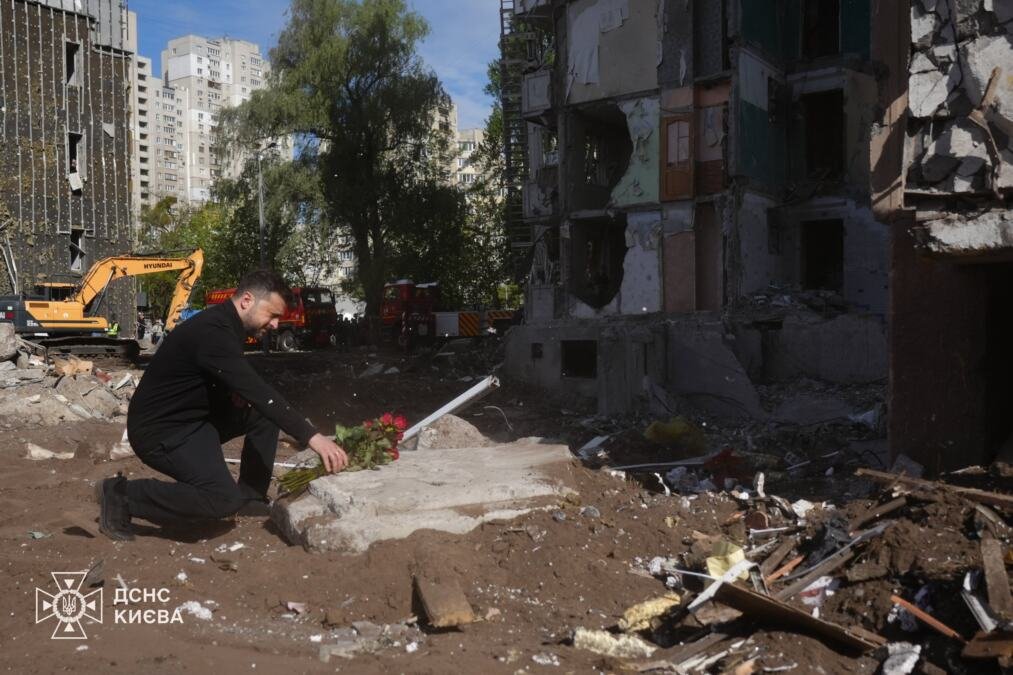DAN ŽALOSTI U KIJEVU! Tela dece pod ruševinama, ruske rakete sravnile zgradu sa zemljom, Zelenski položio ruže na mesto tragedije: "Ne smeju proći nekažnjeno!"