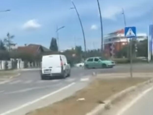 Novi slučaj vožnje u kontrasmeru u Srbiji: Beli pikap usnimljen kako ulazi u kružni tok iz pogrešnog pravca (VIDEO)