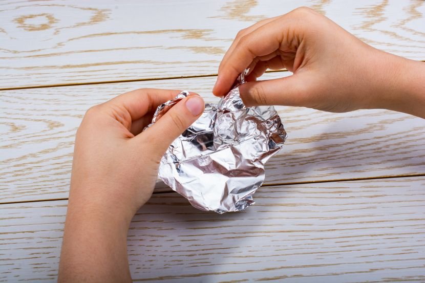 Stavite komad aluminijumske folije ispred vrata i gledajte šta se dešava: Rešiće vam veliki problem preko noći