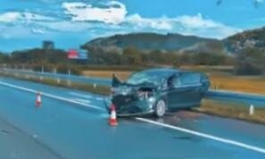 TEŠKA SAOBRAĆAJKA NA AUTO-PUTU: Sudarili se automobil i kamion, putničko vozilo zgužvano (FOTO/VIDEO)
