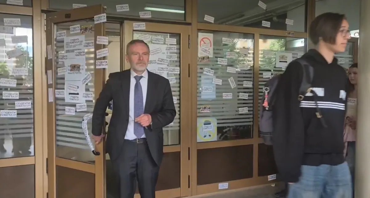 “Talačka kriza” u Jovinoj gimnaziji bez kazne, direktor Stojković i dalje u fotelji: Roditelji i profesori u šoku, traže otkaz ili ostavku