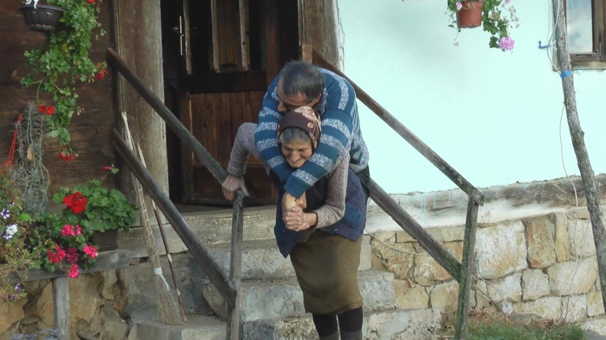Majka je bolesnog sina nosila ceo život na leđima: Zbog ove fotografije Olge i Predraga plače pola Srbije - jedan detalj uznemirava FOTO