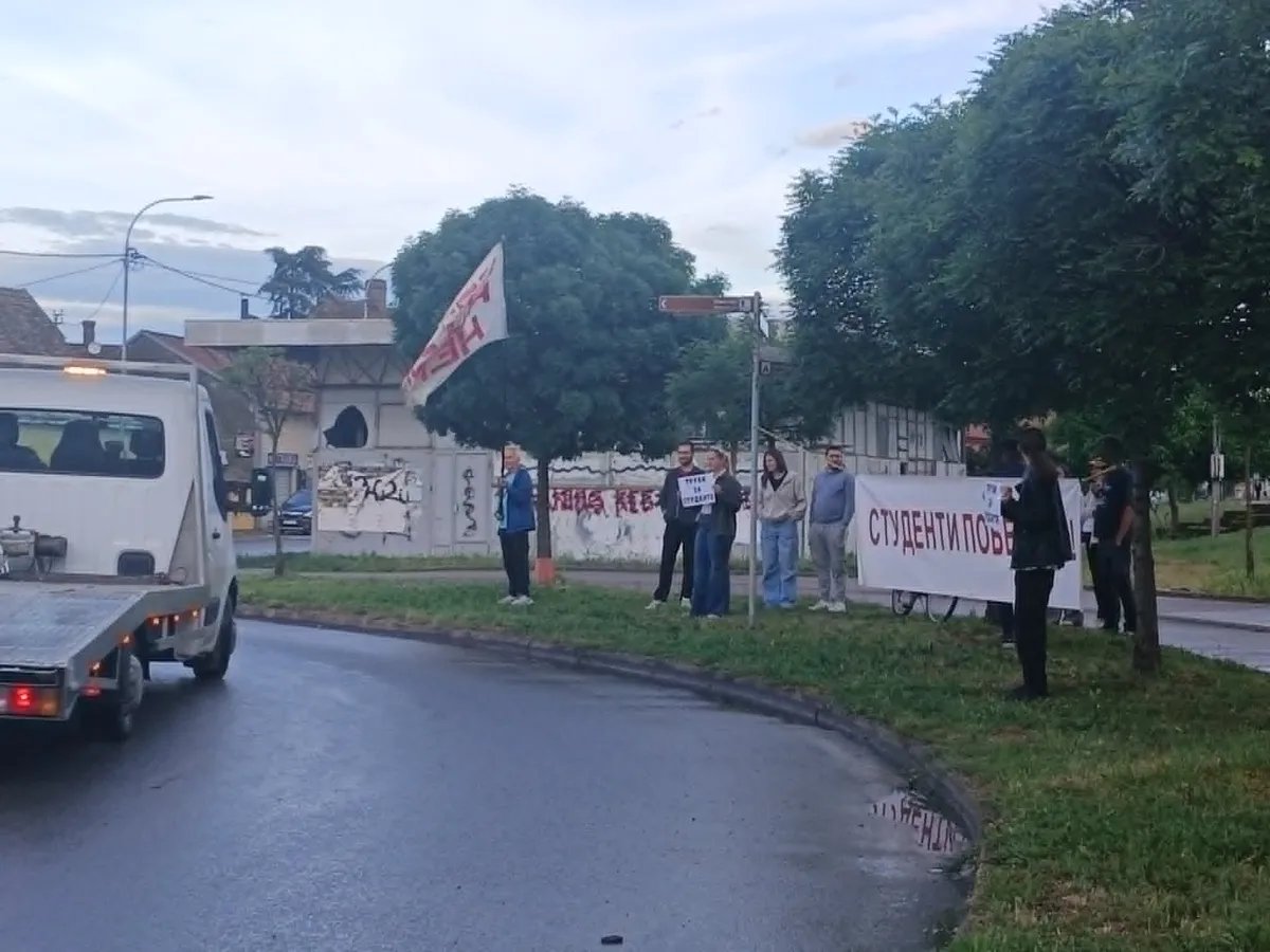 Akcija "Trubi za studente" u Sremskoj Mitrovici: Deljene nalepnice i flajeri, vozači masovno pozdravljali okupljene