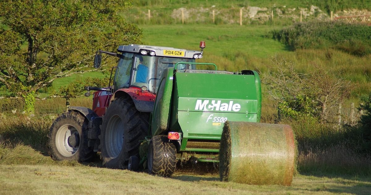 Mašina za baliranje sena otkinula ruku mladiću: Užas u selu kod Kuršumlije