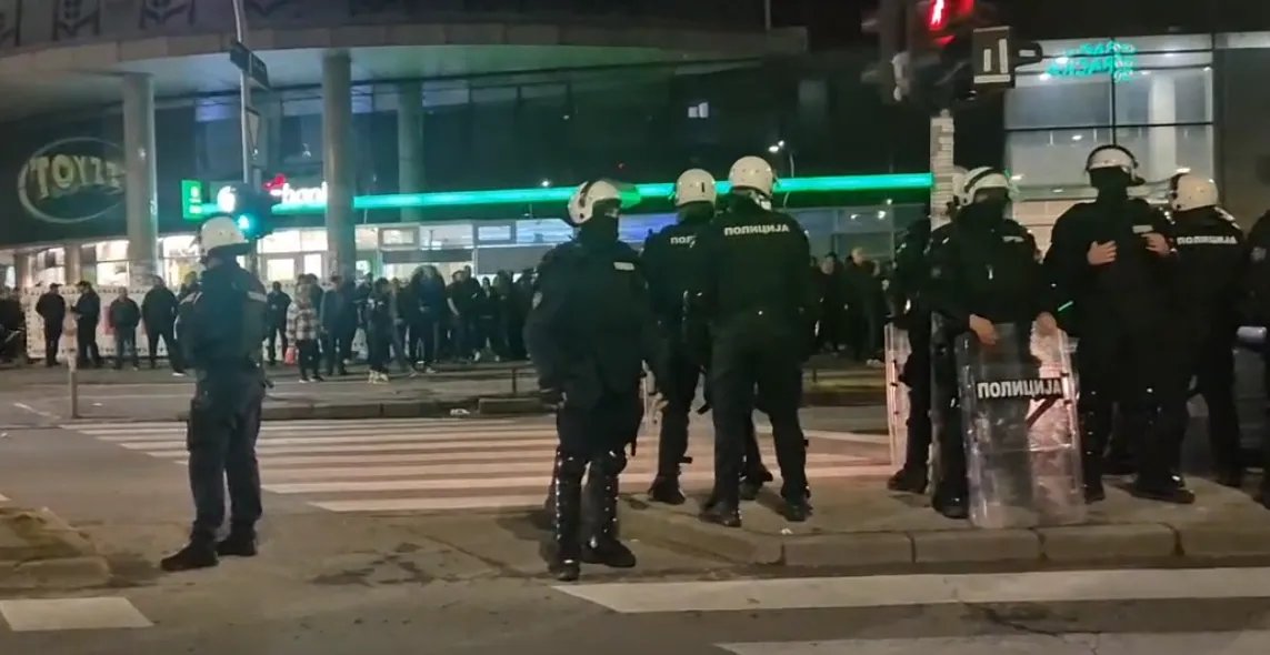 (VIDEO) Policija u opremi za razbijanje demonstracija razdvaja dve grupe u Novom Sadu