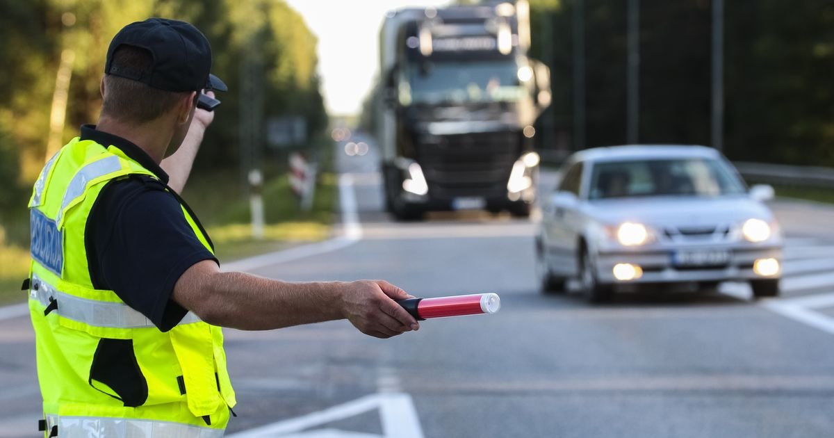 Saobraćajci zaustavili auto zbog prebrze vožnje: Na sedištu videli krvavog mladića, umesto kazne uradili OVO