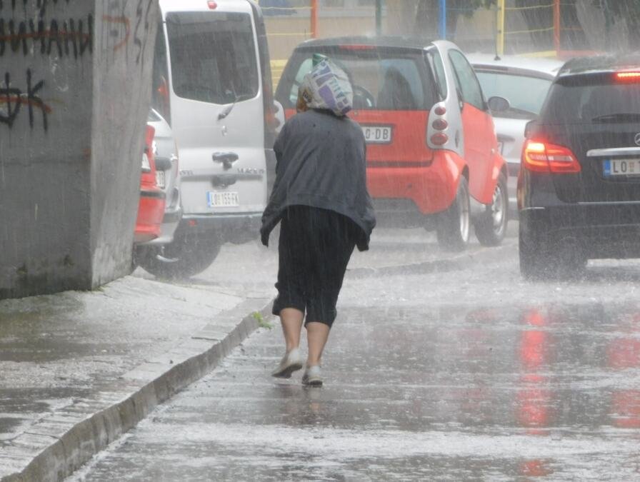 Upaljen alarm za celu Srbiju! RHMZ izdao upozorenje: Danas grmljavina i olujni vetar, a sutra nam stiže jesen - temperatura pada na 12 stepeni