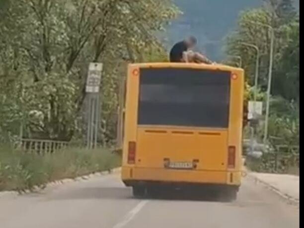 STRAVIČNA SCENA KOD PRIJEPOLJA: Dečak se vozi na krovu autobusa, popeo se kroz šiber na vozilo u pokretu (VIDEO)
