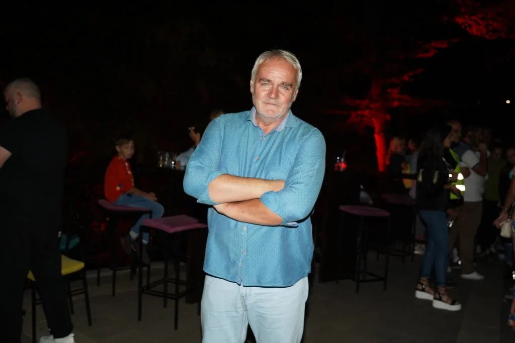 "Znala sam sve i pre nego što smo se sreli": Srpskog glumca 23 godine mlađa devojka startovala preko Fejsbuka - danas žive bajku (FOTO)