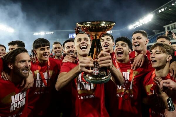 ZVEZDA NAGRAĐUJE PORODICE KOJE DOĐU NA PROSLAVU TITULE: Svi koji se učlane dobijaju dres na poklon!