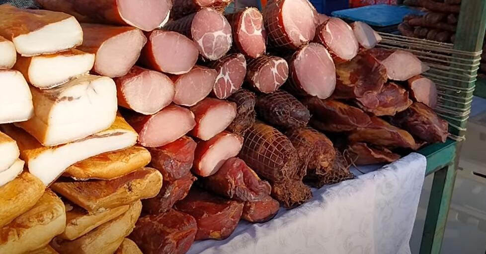 Domaći kulen 3.500 dinara, a evo koja je cena za 5 kg masti! Cenovnik srpskih domaćina zapalio mreže: "Kvalitet ima svoju cenu"