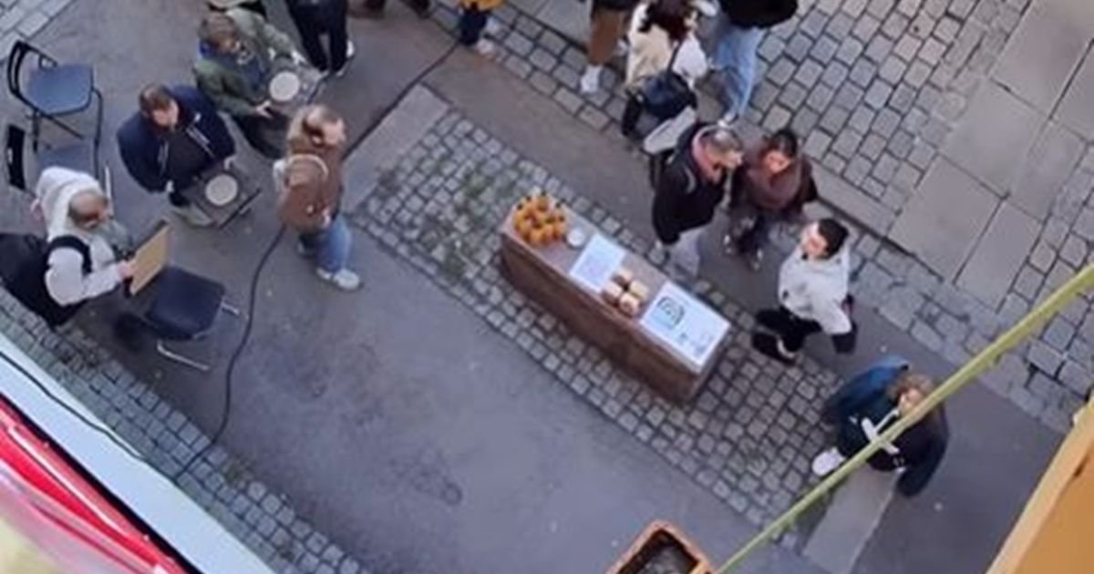 Ljudi čekaju u redovima ispod zgrade: Picu im spuštaju direktno sa balkona
